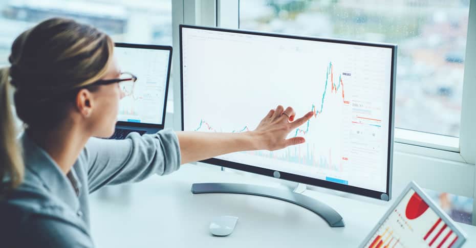 Greenhouse gas quantification (image of woman pointing to graph on computer monitor)